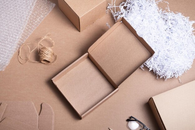 Caja de cartón marrón en el lugar de trabajo del almacén