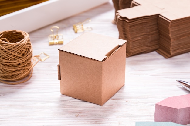 Foto caja de cartón marrón en mesa de madera para favores