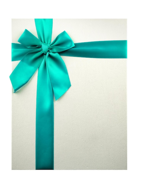 caja de cartón de regalo decorada con un arco de cinta de satén aislado