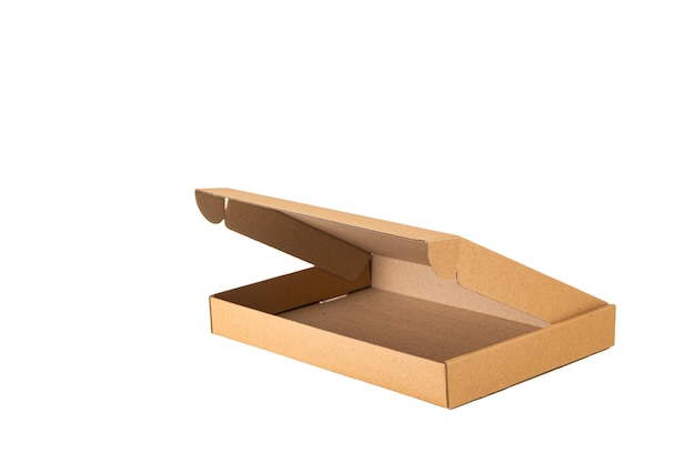 Caja de cartón sobre fondo blanco