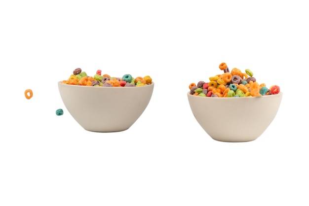 Caja de cereal colorida para el desayuno matutino Copos de maíz cayendo al tazón blanco Movimiento