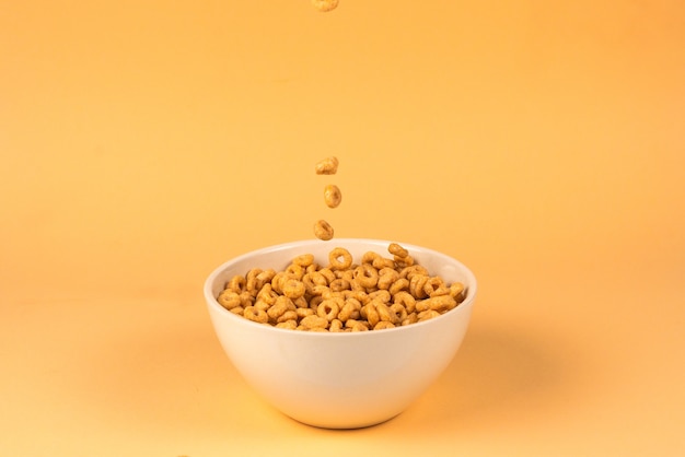 Caja de cereales de anillos de miel para el desayuno de la mañana.