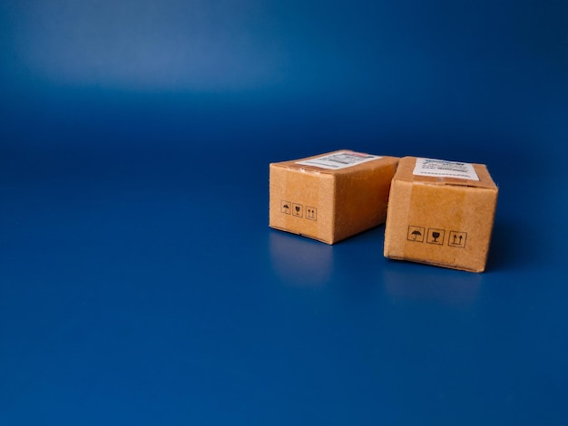 Caja ciega en miniatura del expreso sobre un fondo azul