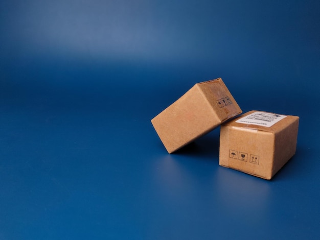 Caja ciega en miniatura del expreso sobre un fondo azul