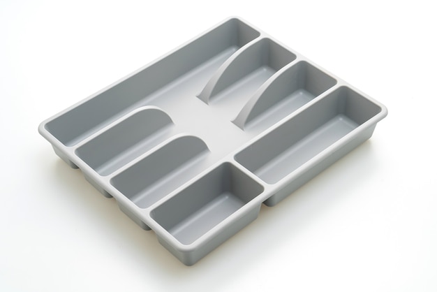 Caja de cocina con cubiertos para cucharas, tenedores, cuchillos aislado sobre fondo blanco.