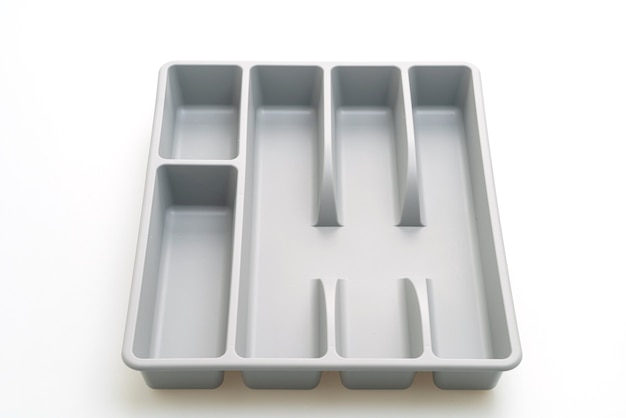 Caja de cocina con cubiertos para cucharas, tenedores, cuchillos aislado sobre fondo blanco.