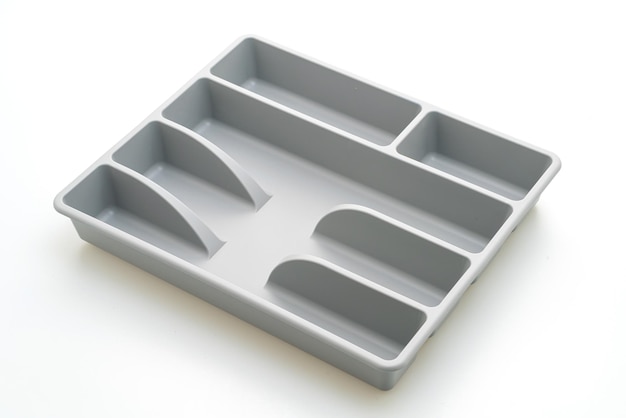 Caja de cocina con cubiertos para cucharas, tenedores, cuchillos aislado sobre fondo blanco.