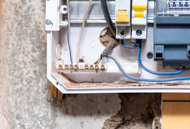 Caja para conectar cableado eléctrico en la casa.