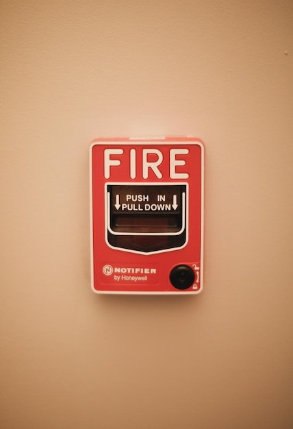 Foto una caja de control de incendios que dice 