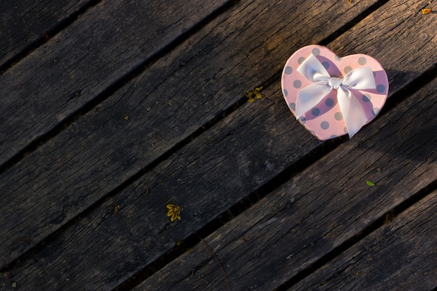 Caja de corazón en el fondo de madera