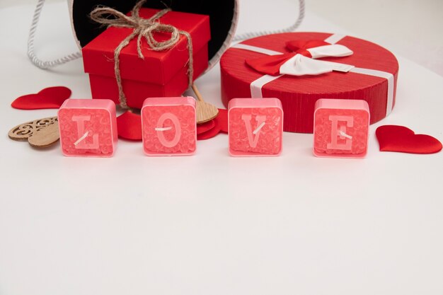 Foto caja y corazón rojo del día de san valentín. tarjeta de san valentín de vacaciones con espacio de copia.