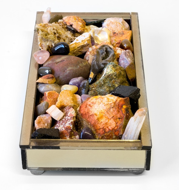 Caja de cristal con piedras naturales