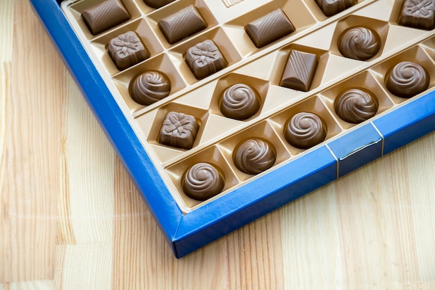 Caja cuadrada con diferentes dulces de chocolate.