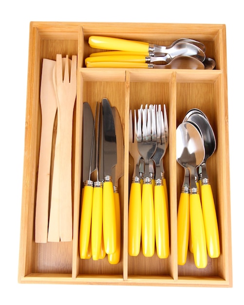 Caja de cubiertos de madera con cubertería marcada aislado en blanco