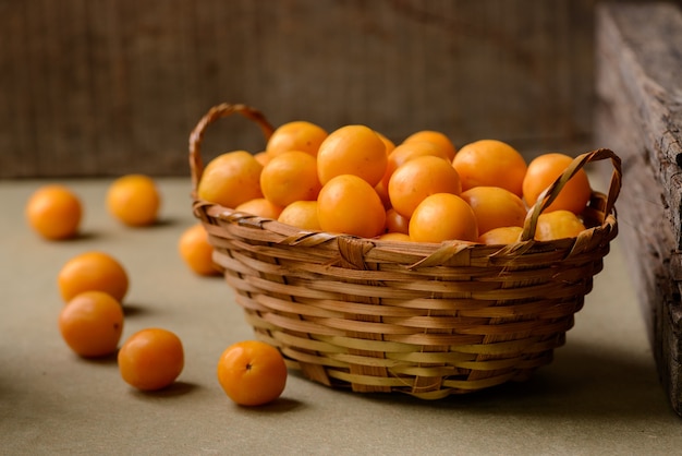 Cajá de frutas brasileiras na cesta de palha.