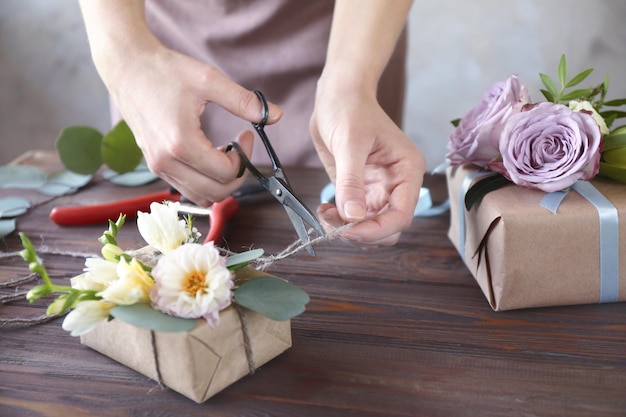 Caja de decoración de floristería con flores closeup