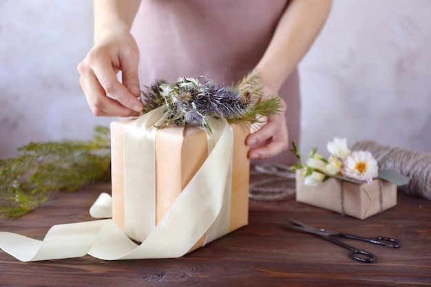 Caja de decoración de floristería con flores y primer plano de cinta