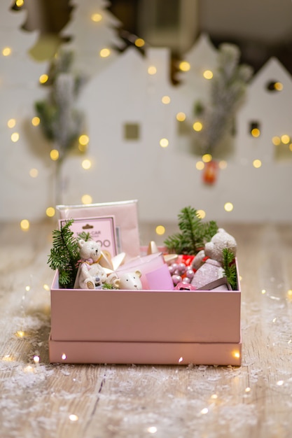 Caja con decoraciones navideñas