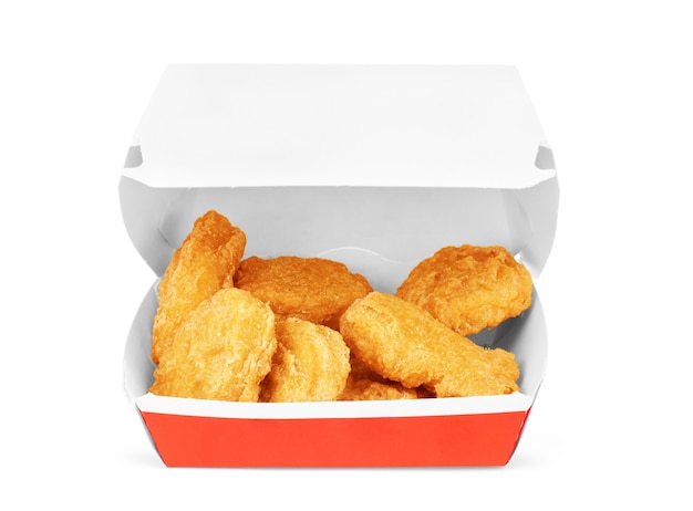 Caja con deliciosos nuggets de pollo sobre fondo blanco.