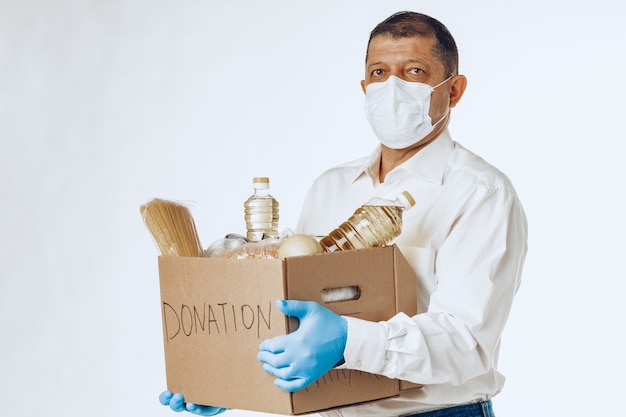 Caja de donación de alimentos para personas que sufren las consecuencias de la pandemia del coronavirus