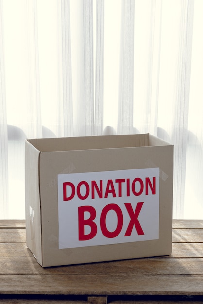 Caja de donación de cartón.