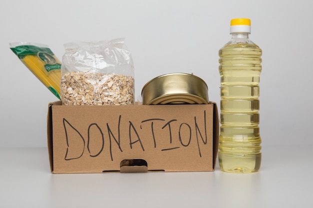 Caja de donación con comida.