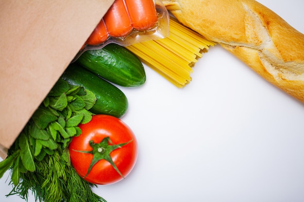 Caja de donación con diferentes alimentos para personas.