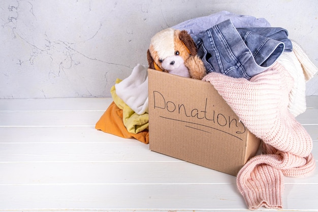 Caja de donación con ropa, juguetes y comida.