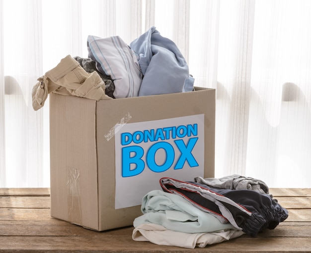 Caja de donación de ropa.