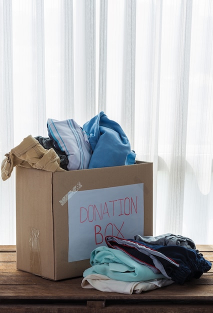 Caja de donación de ropa.