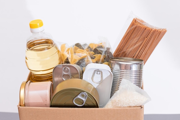 Caja de donaciones de alimentos gratuitos y reservas de alimentos