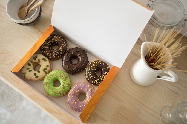 Caja con donuts en mesa