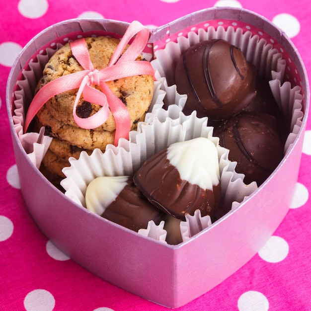 Caja dulce de san valentín con caramelos y galletas
