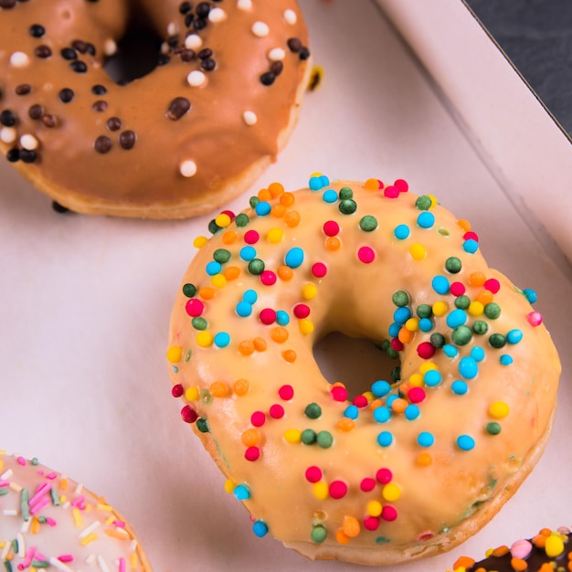 Caja de dulces donas frescas con relleno.