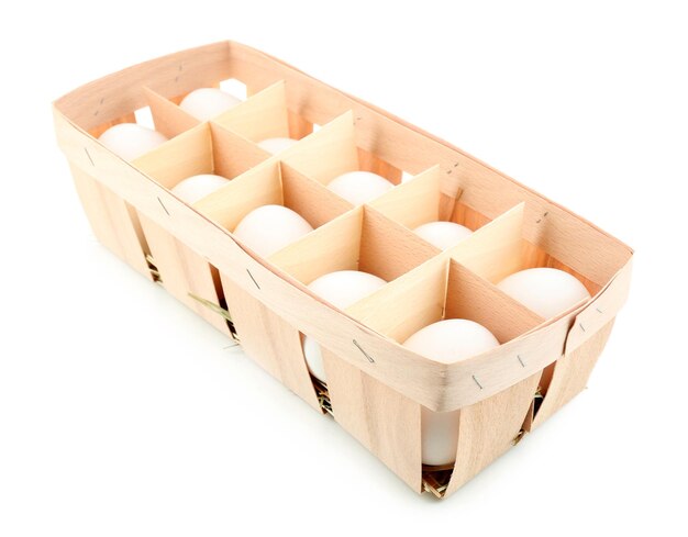 Caja ecológica con huevos aislados en blanco