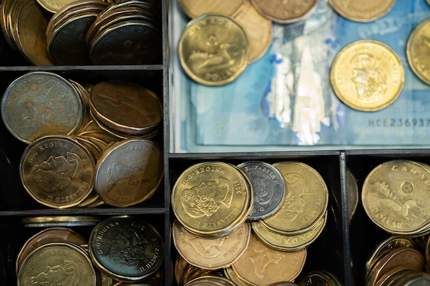 Caja de efectivo con monedas y billetes para mantener segura la caja chica