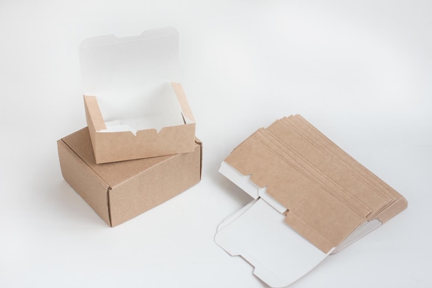 Foto caja de embalaje de cartón con tapa paquete para paquetes