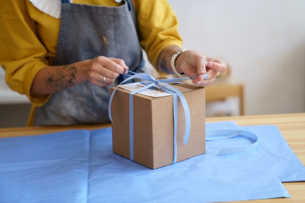 Caja de embalaje de mujer ceramista con vajilla artesanal para artista de entrega preparar presente para envío