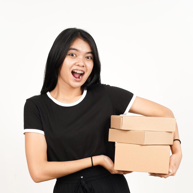 Caja de embalaje o caja de cartón de hermosa mujer asiática aislada sobre fondo blanco