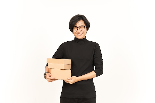 Caja de embalaje o caja de cartón de hombre asiático guapo aislado sobre fondo blanco