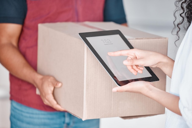 Caja de entrega y mujer con una aplicación de tableta de pantalla verde para publicidad de productos y espacio de marketing digital Envío de comercio electrónico y servicio de mensajería con un paquete para una persona que escribe en un dispositivo con maqueta