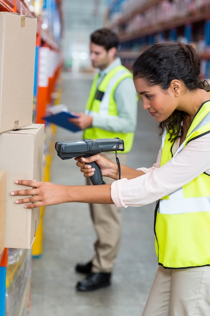 Caja de escaneo de trabajadora de almacén