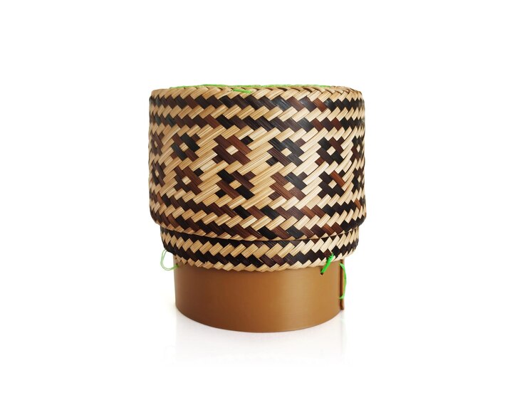 Caja de estilo tradicional de bambú de madera con arroz pegajoso tailandés sobre fondo blanco