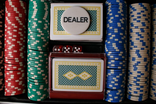 Caja con fichas en el casino Maleta abierta con fichas de juego apostando en la adicción al juego de póquer