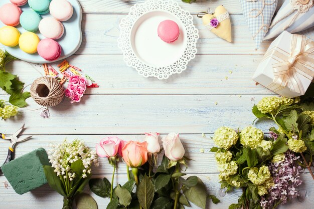 Caja con flores y macarrones