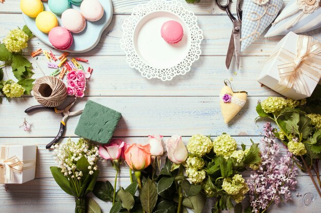 Caja con flores y macarrones