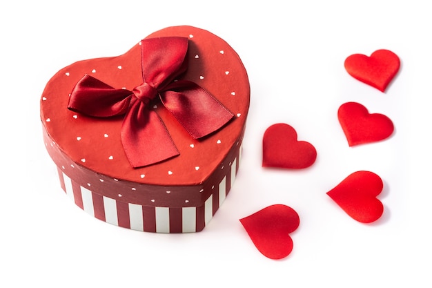 Caja en forma de corazón con corazones rojos alrededor