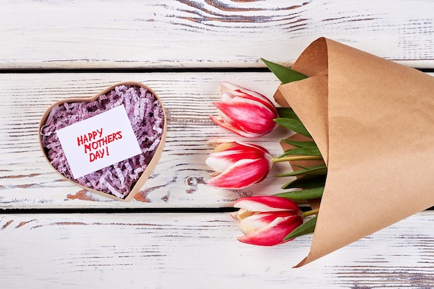 Caja en forma de corazón y flores Felicitaciones para la querida madre