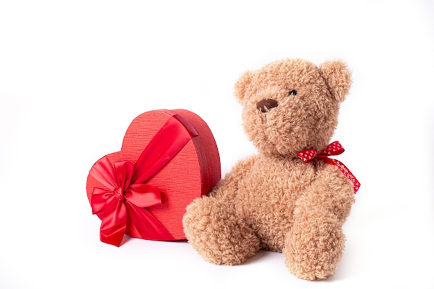 caja en forma de corazón de oso de peluche en fondo rojo el día de San Valentín