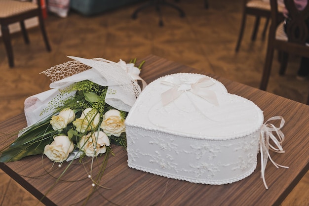 Caja con forma de corazón y ramo de regalo 423